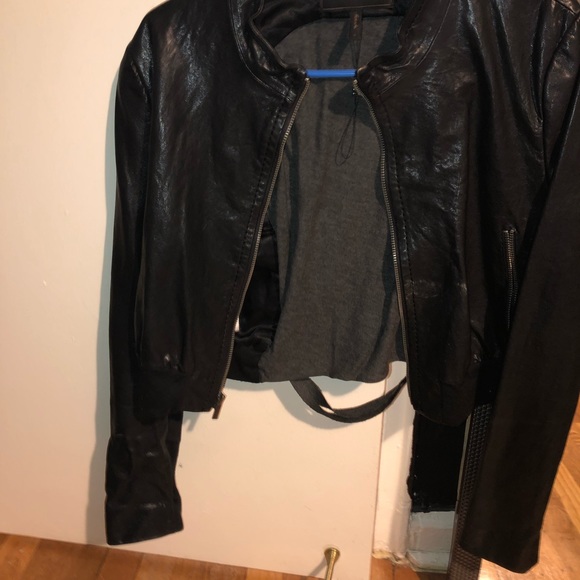 Authentic bcbg cropped leather jacket size LG - Picture 3 of 7